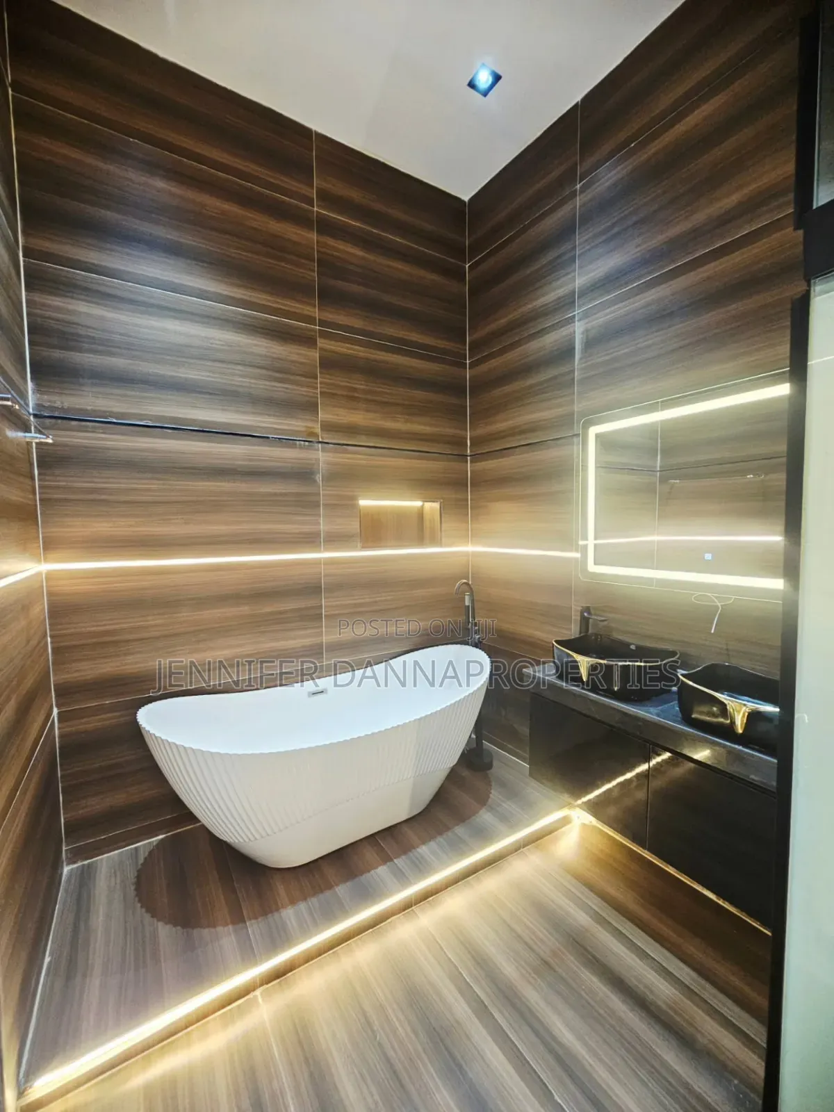 5bdrm Duplex in Chevron for sale in Chevron