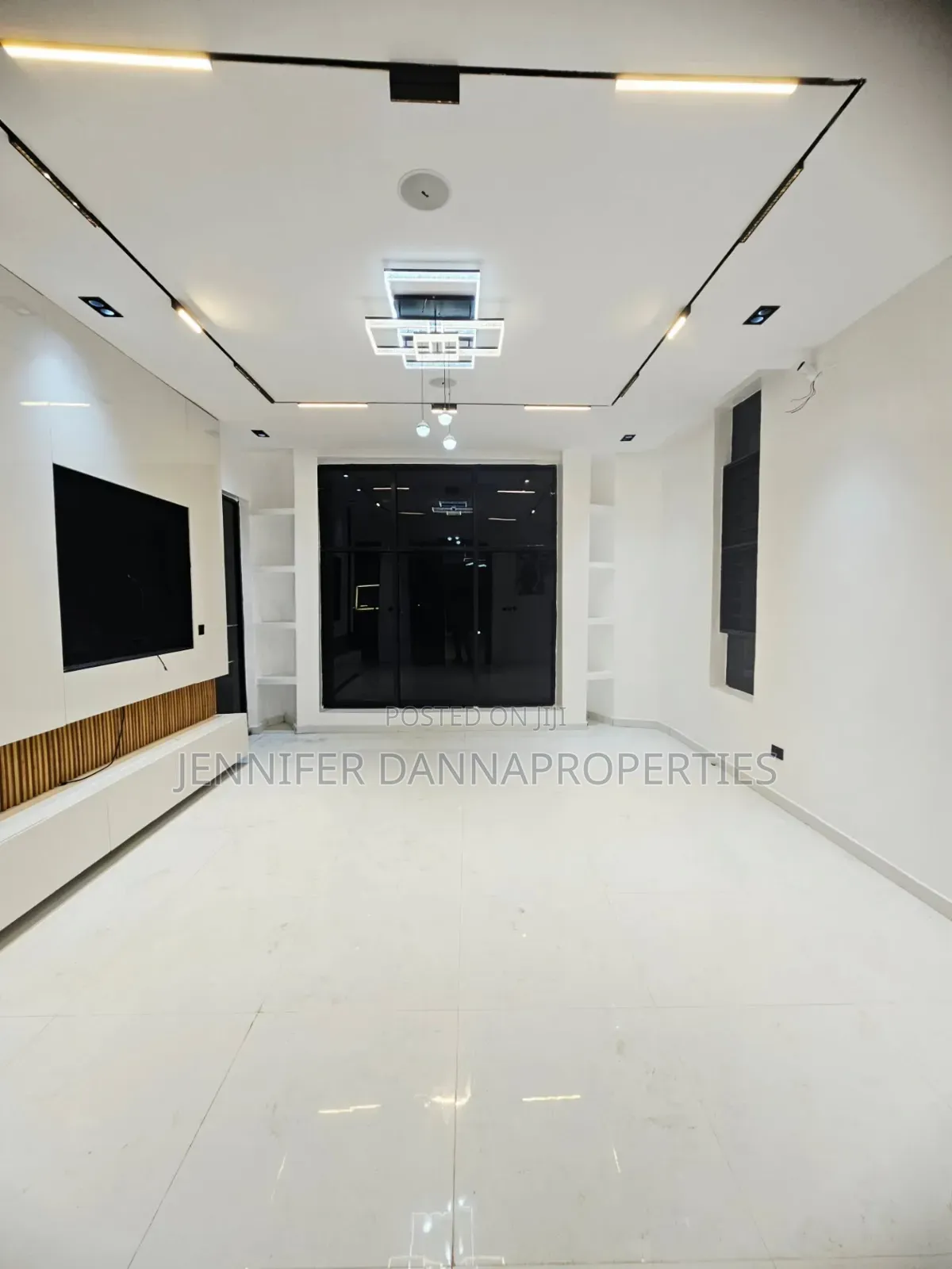 5bdrm Duplex in Chevron for sale in Chevron