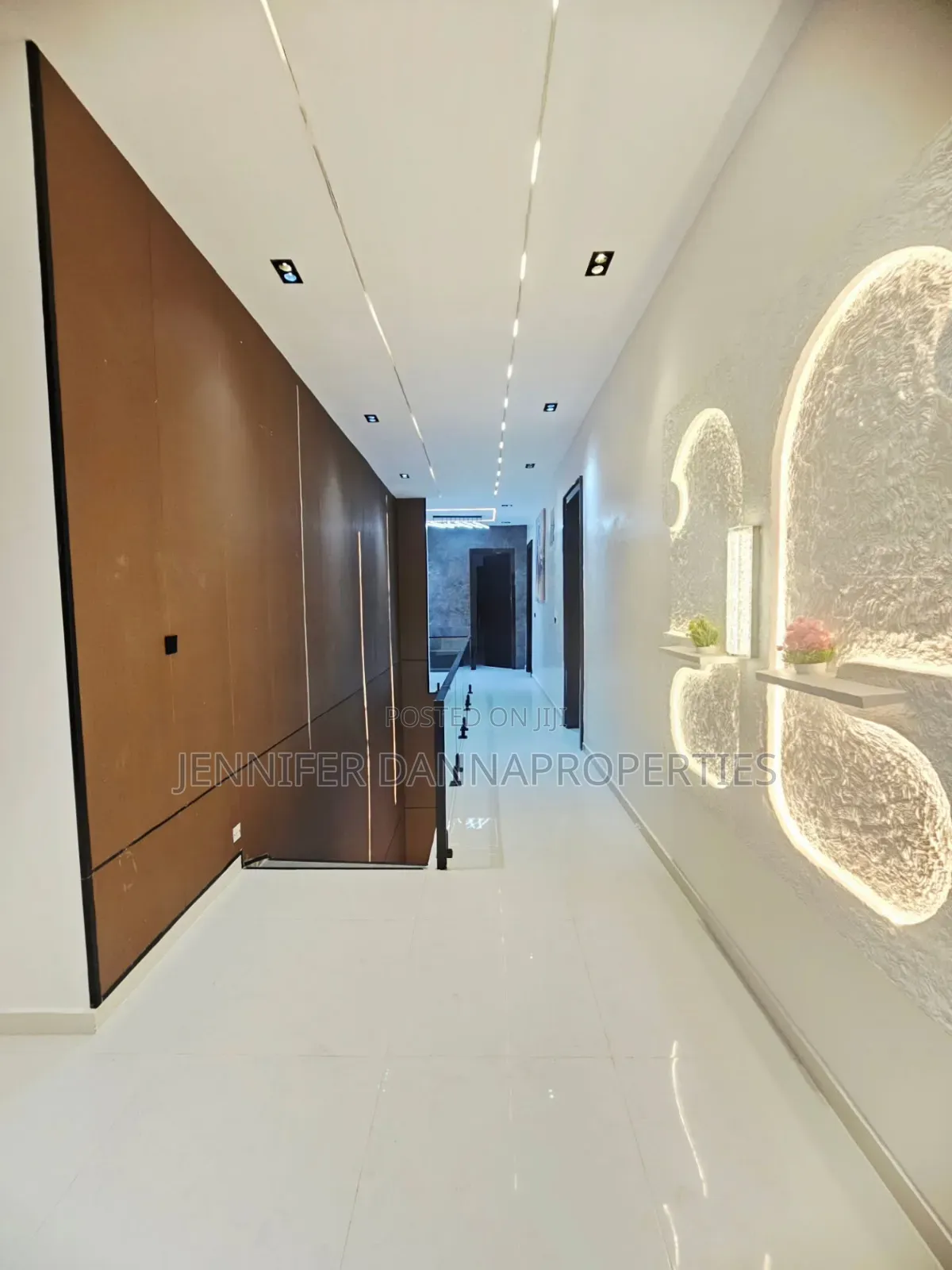 5bdrm Duplex in Chevron for sale in Chevron