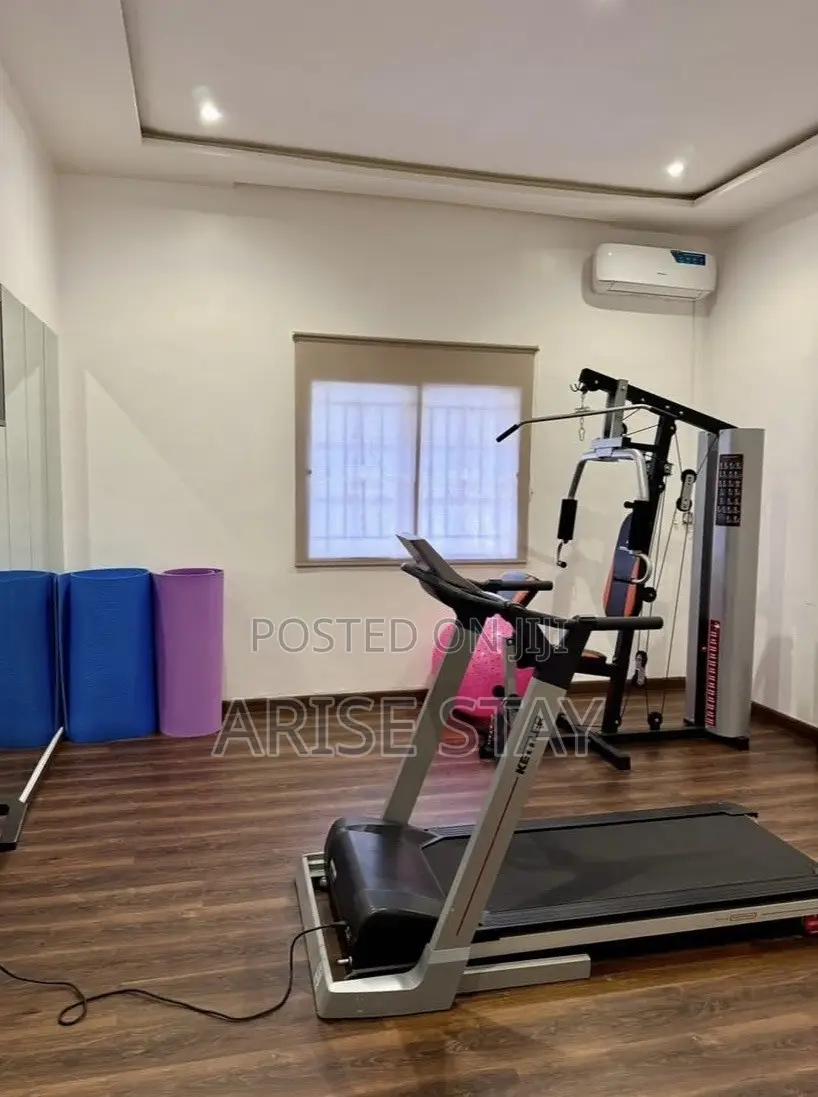 4-Bedroom Fully Detached Duplex With Private Chef | Lekki Right in Lekki Phase 2