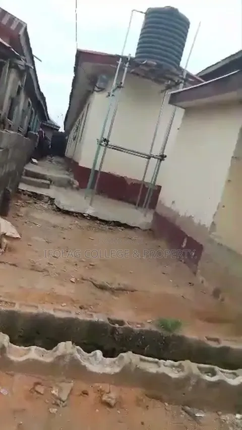 3bdrm Block of Flats in Ijegun for sale in Ijegun