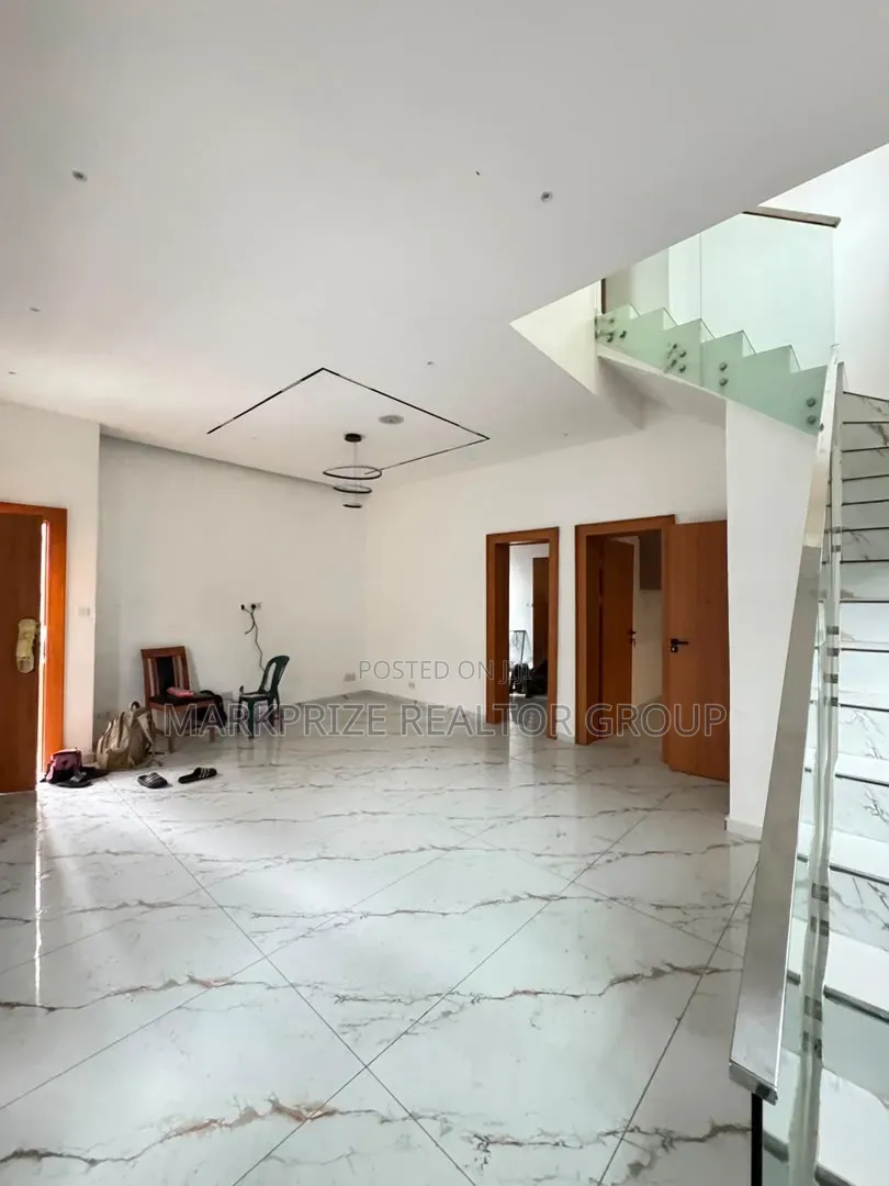 4bdrm Duplex in Surulere Lagos for sale in Aguda / Surulere