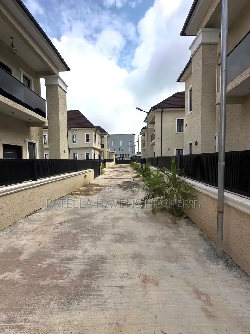 4bdrm Duplex in Gaduwa for sale in Gaduwa