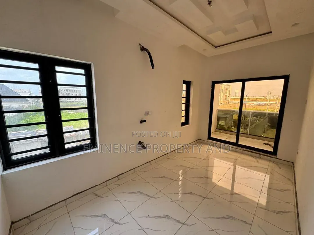 5bdrm Duplex in Chevron for rent in Chevron