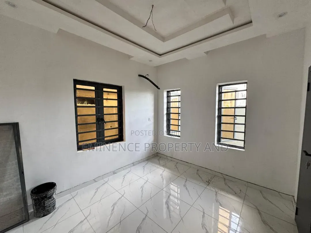 5bdrm Duplex in Chevron for rent in Chevron