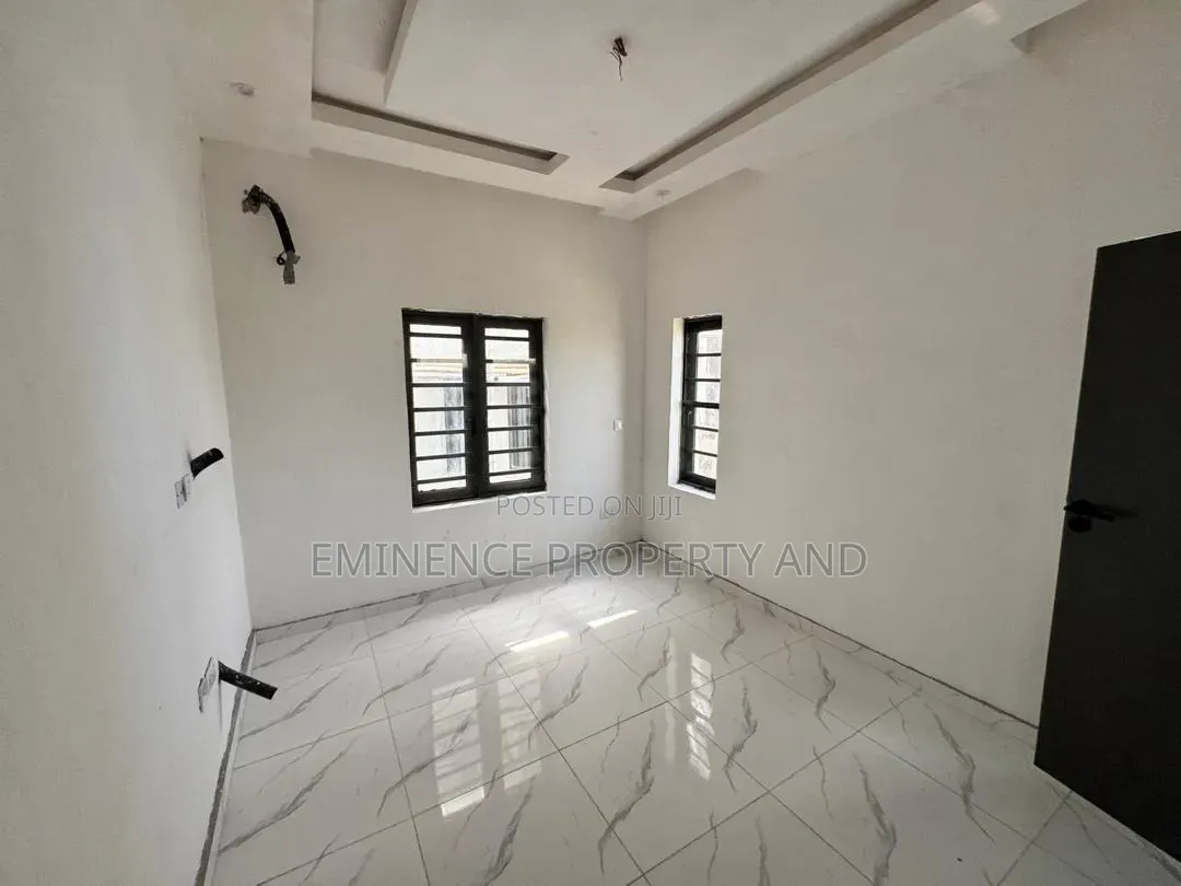 5bdrm Duplex in Chevron for rent in Chevron