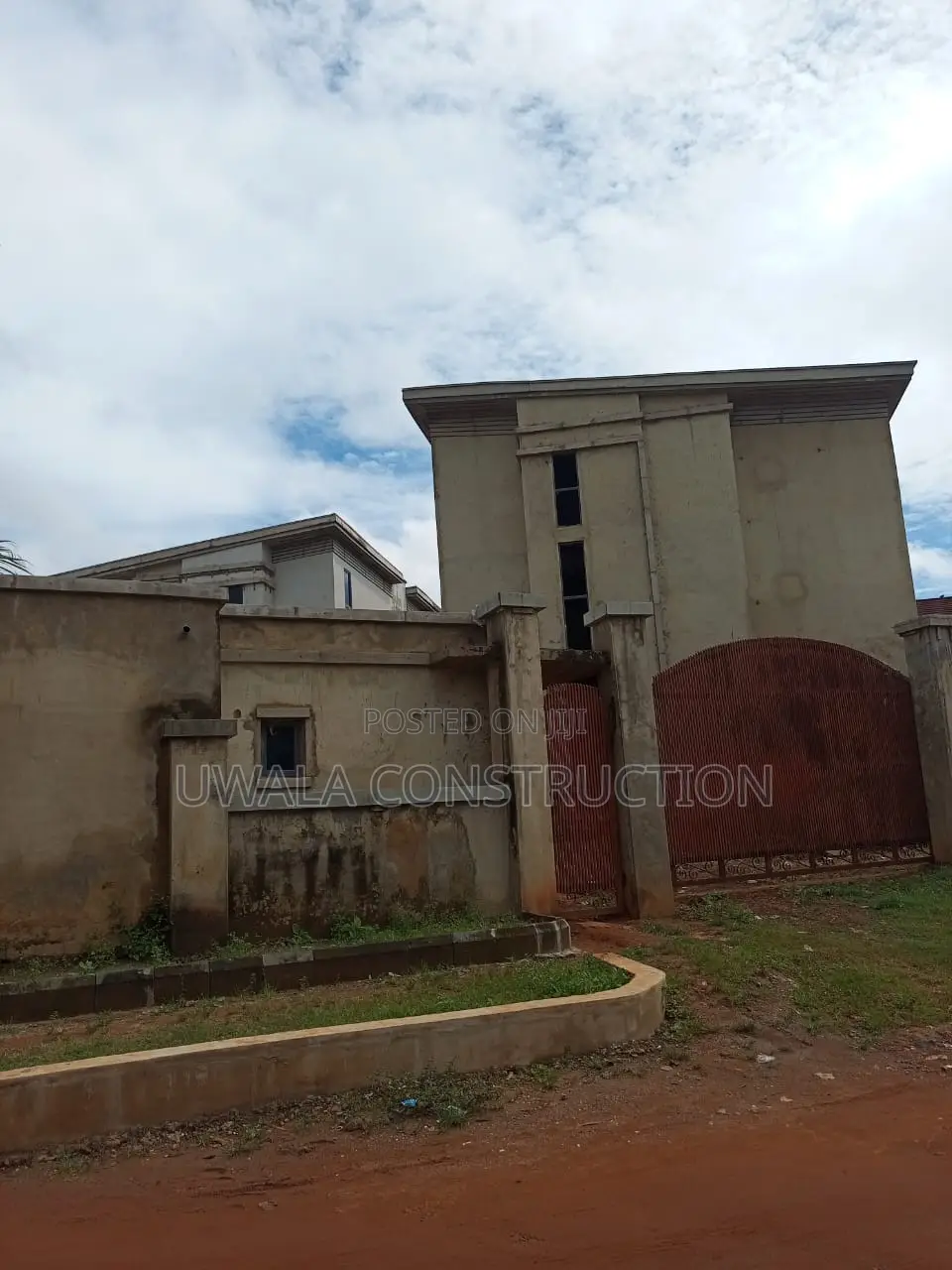 5bdrm Duplex in Kaura for sale in Kaura