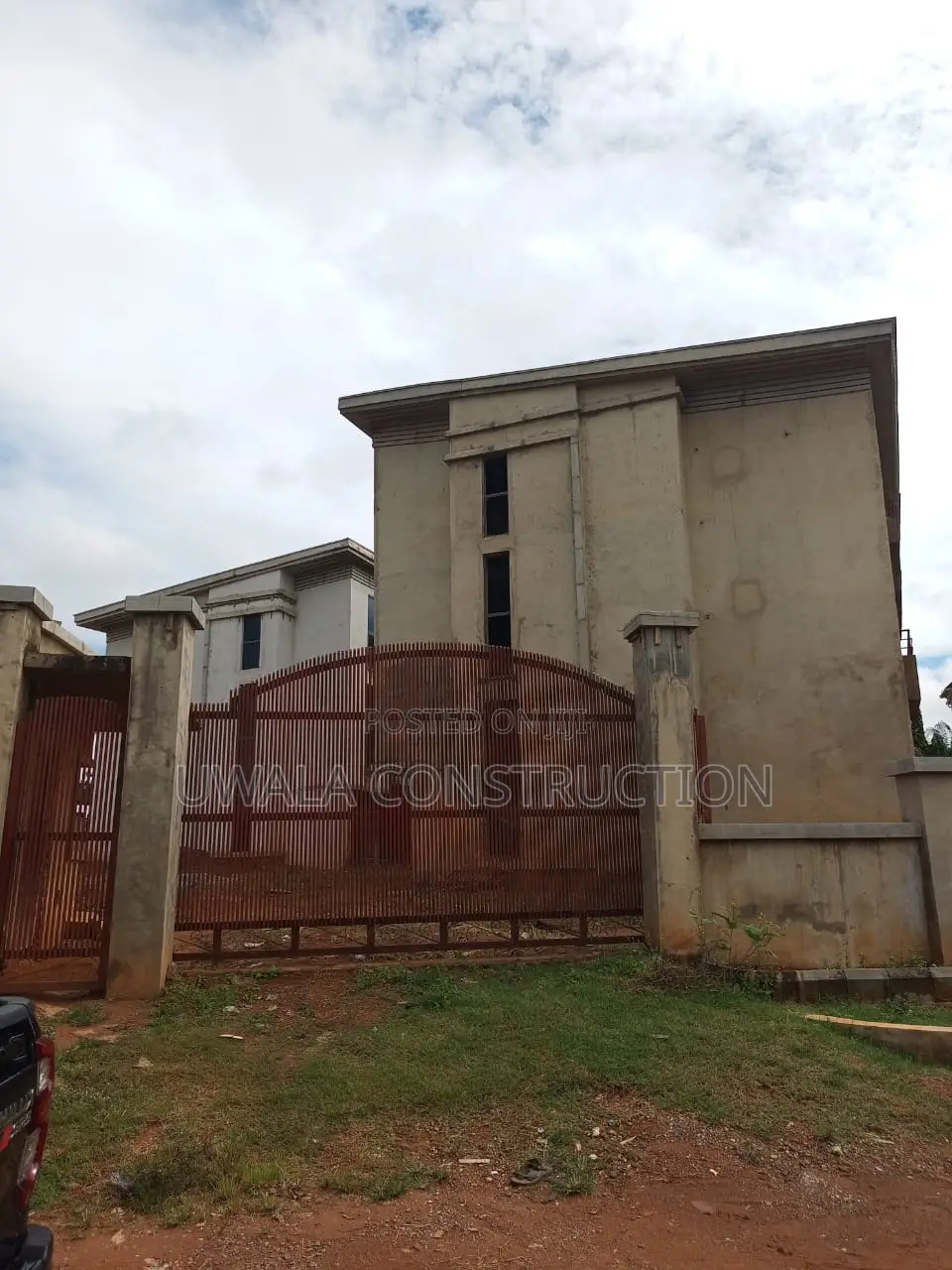5bdrm Duplex in Kaura for sale in Kaura