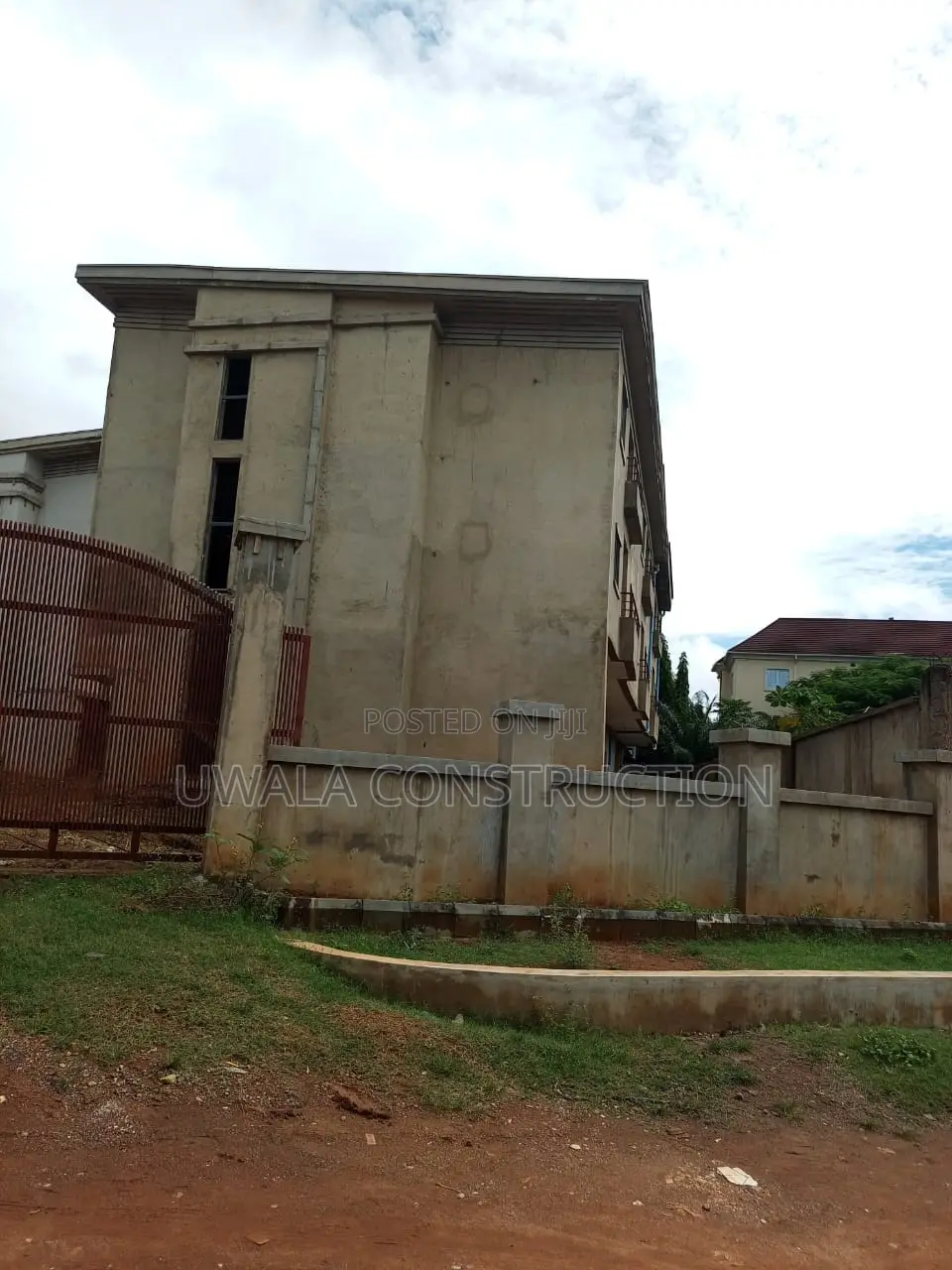 5bdrm Duplex in Kaura for sale in Kaura