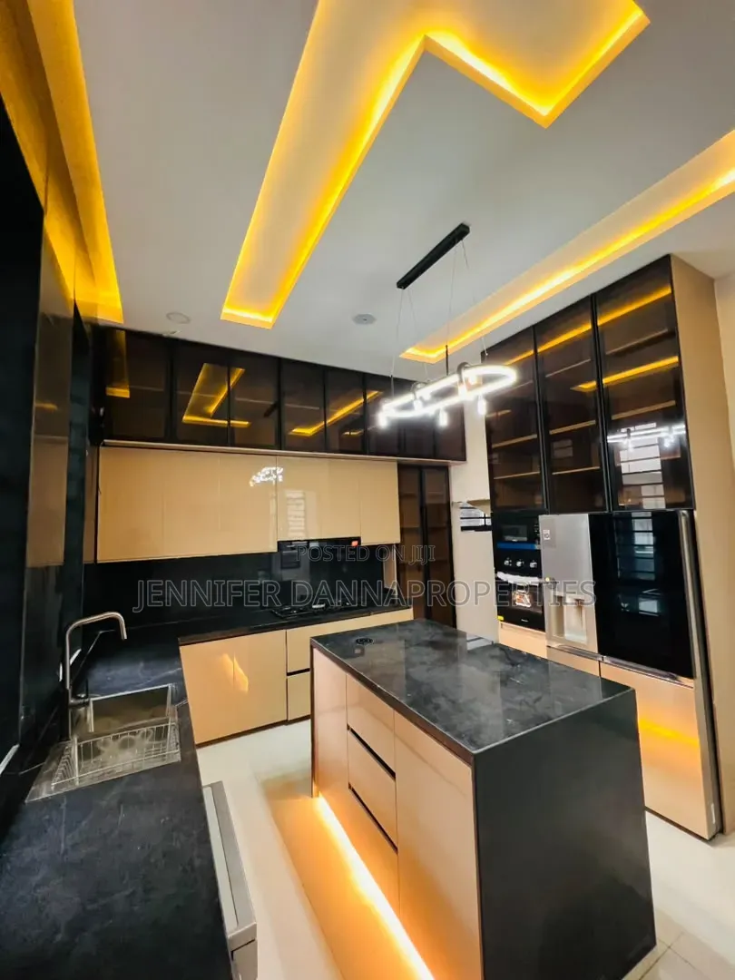 5bdrm Duplex in Ikota for sale in Ikota