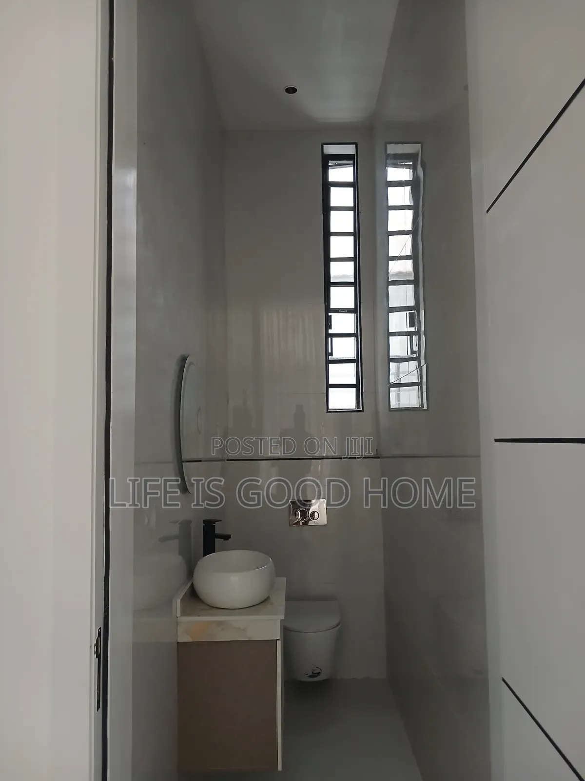5bdrm Duplex in Banana View Estate, Chevron for sale in Chevron