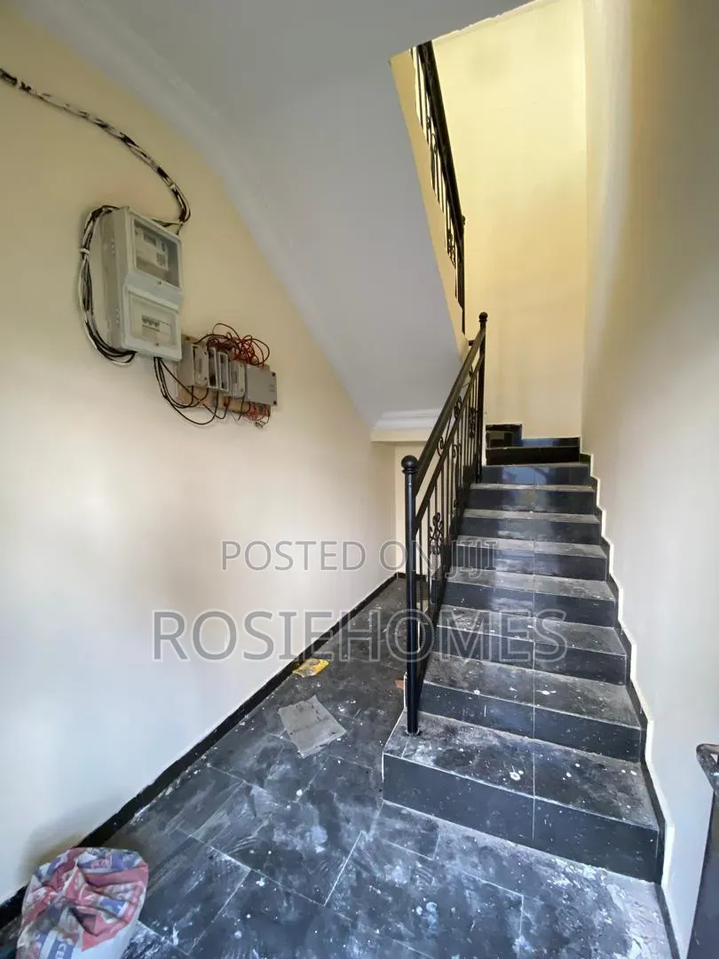 3bdrm Block of Flats in Goif, Lakowe for rent in Lakowe