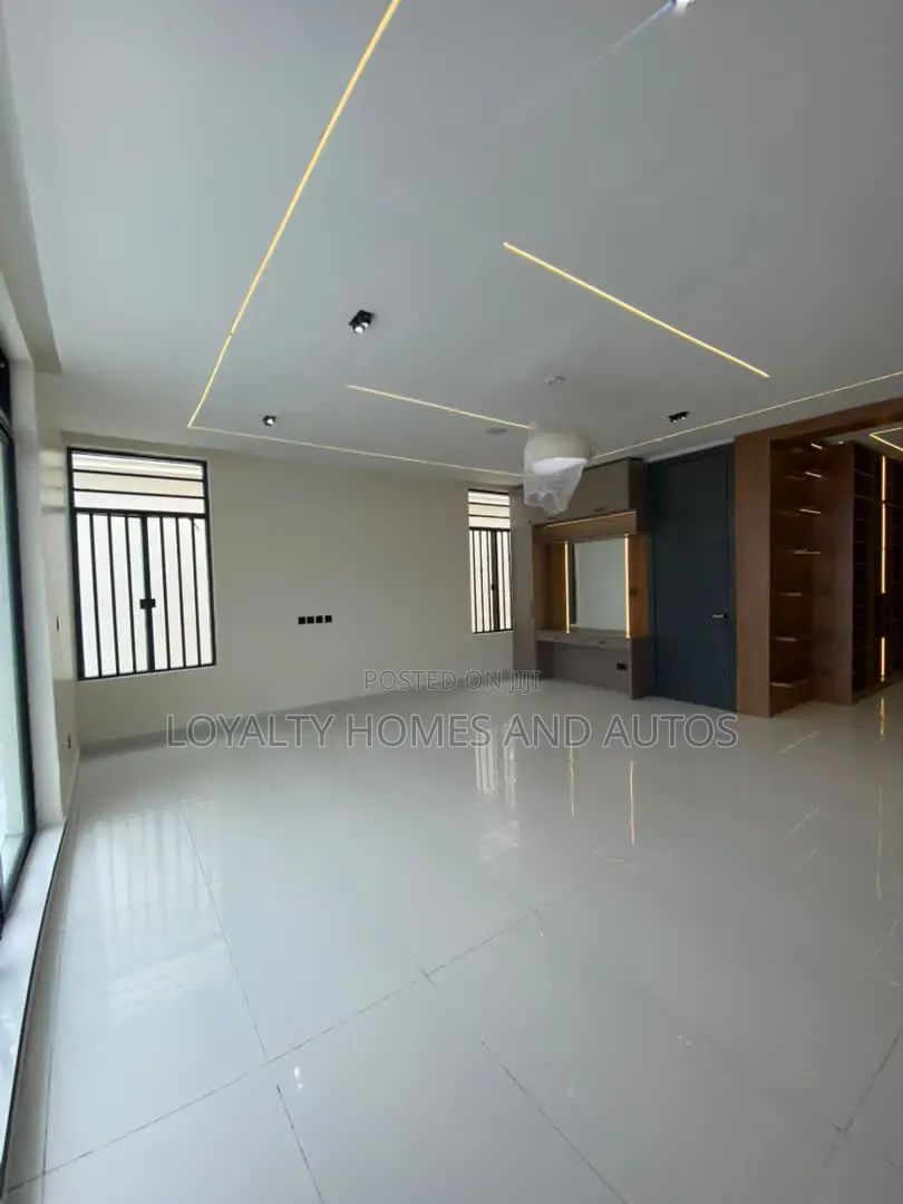 5bdrm Duplex in Osapa london for sale in Osapa london