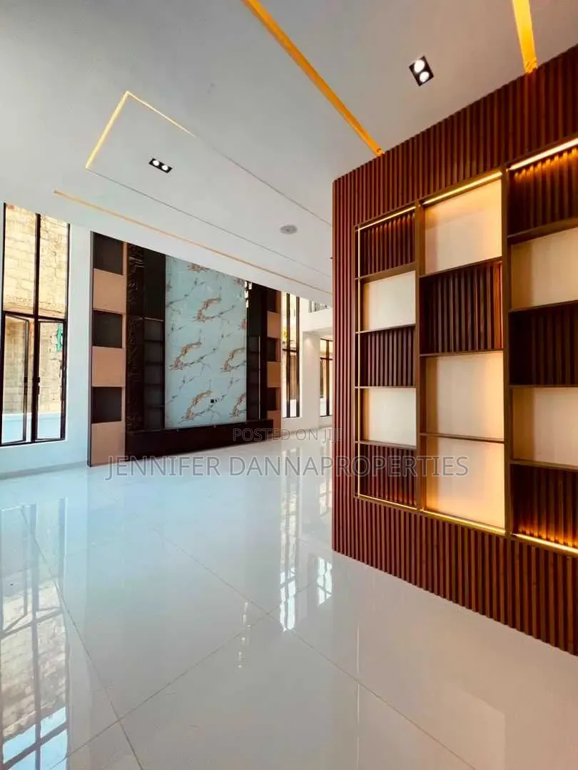 5bdrm Duplex in Ikota for sale in Ikota