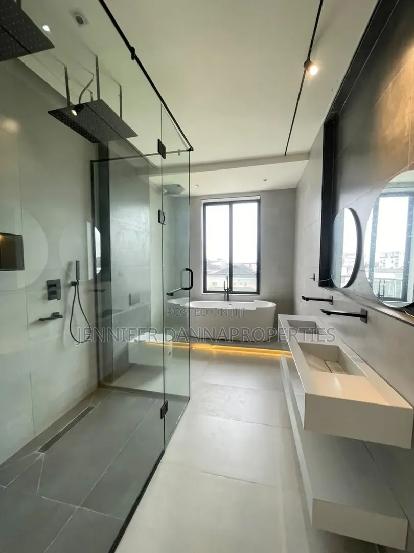 5bdrm Duplex in Lekki Phase 1 for sale in Lekki Phase 1
