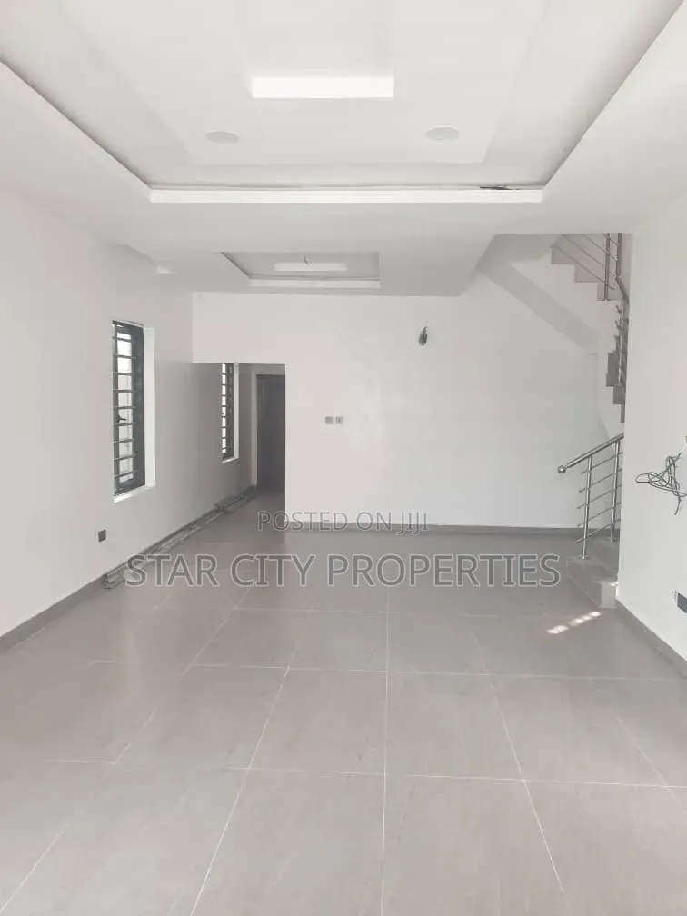 7bdrm Duplex in Magodo Gra for sale in Magodo Isheri