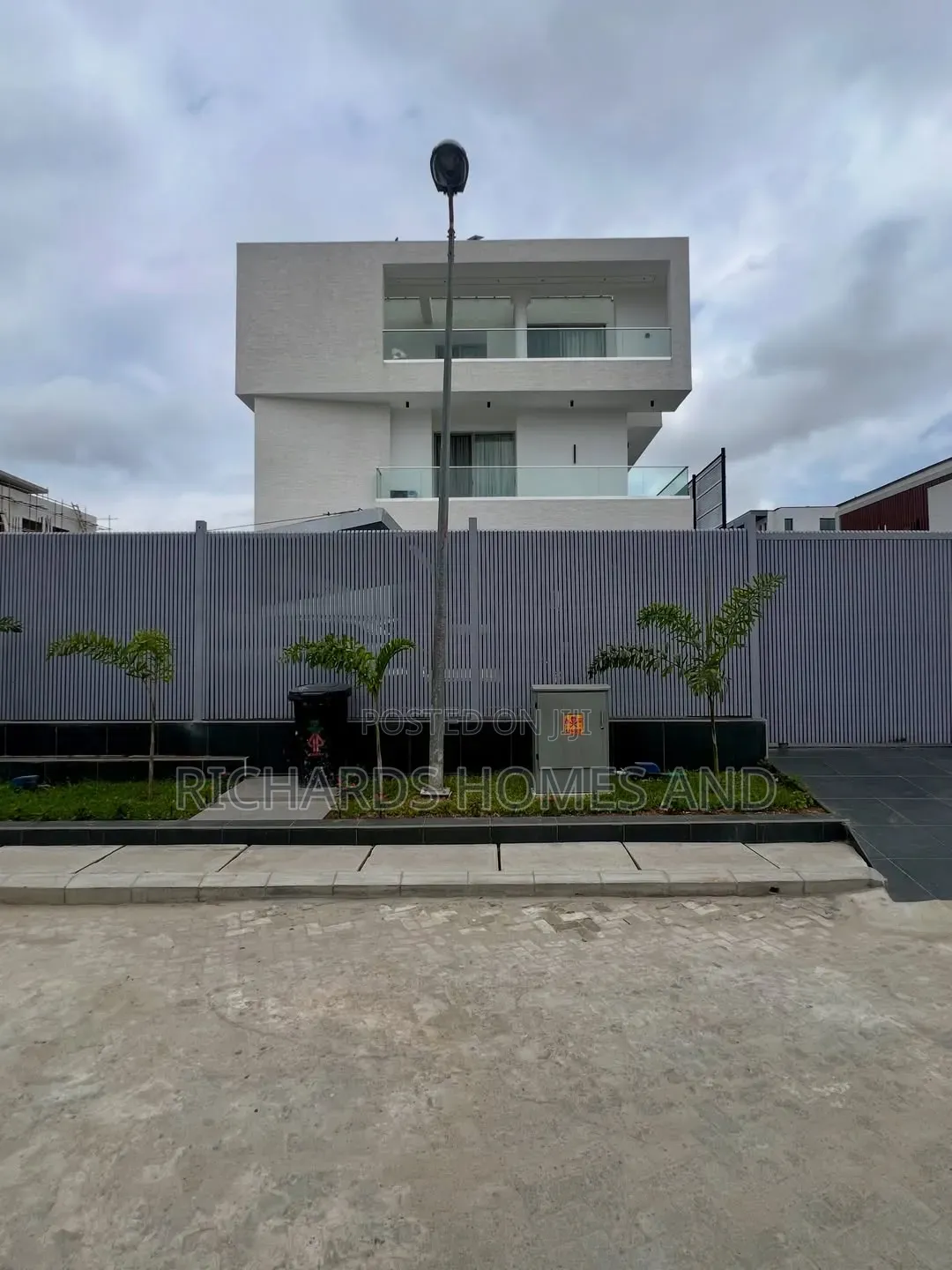 5bdrm Duplex in Banana Island for sale in Banana Island
