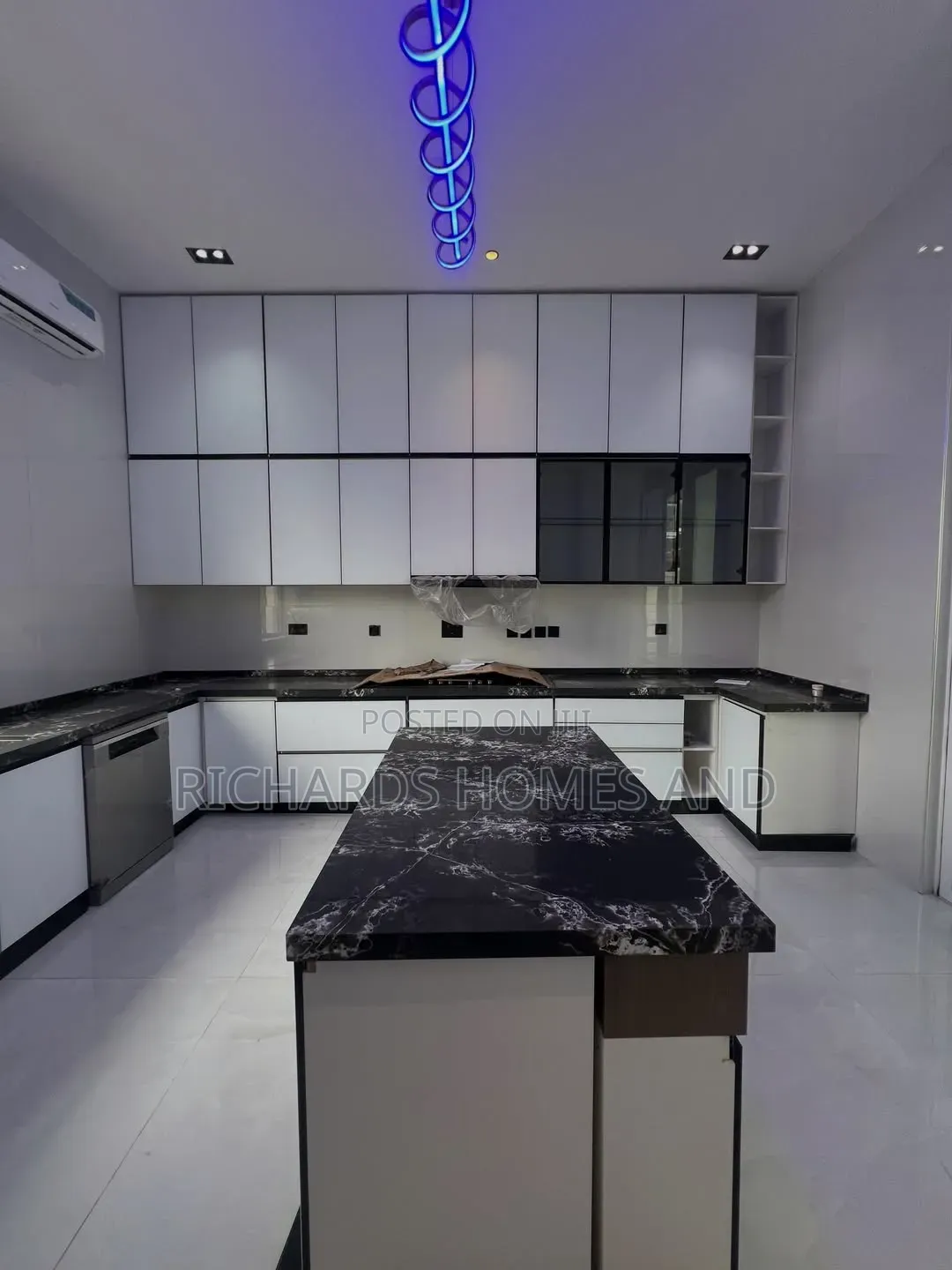 5bdrm Duplex in Banana Island for sale in Banana Island
