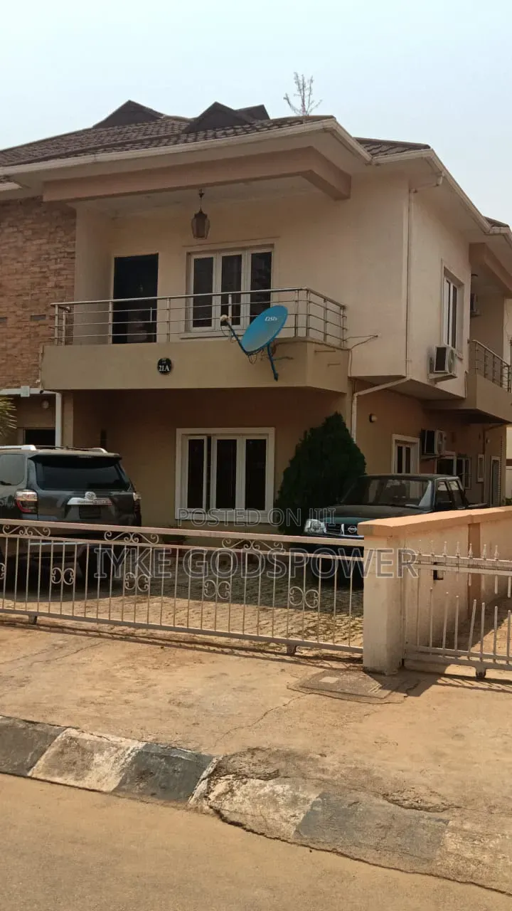 4bdrm Duplex in Flowergate, Zone B for sale in Zone B