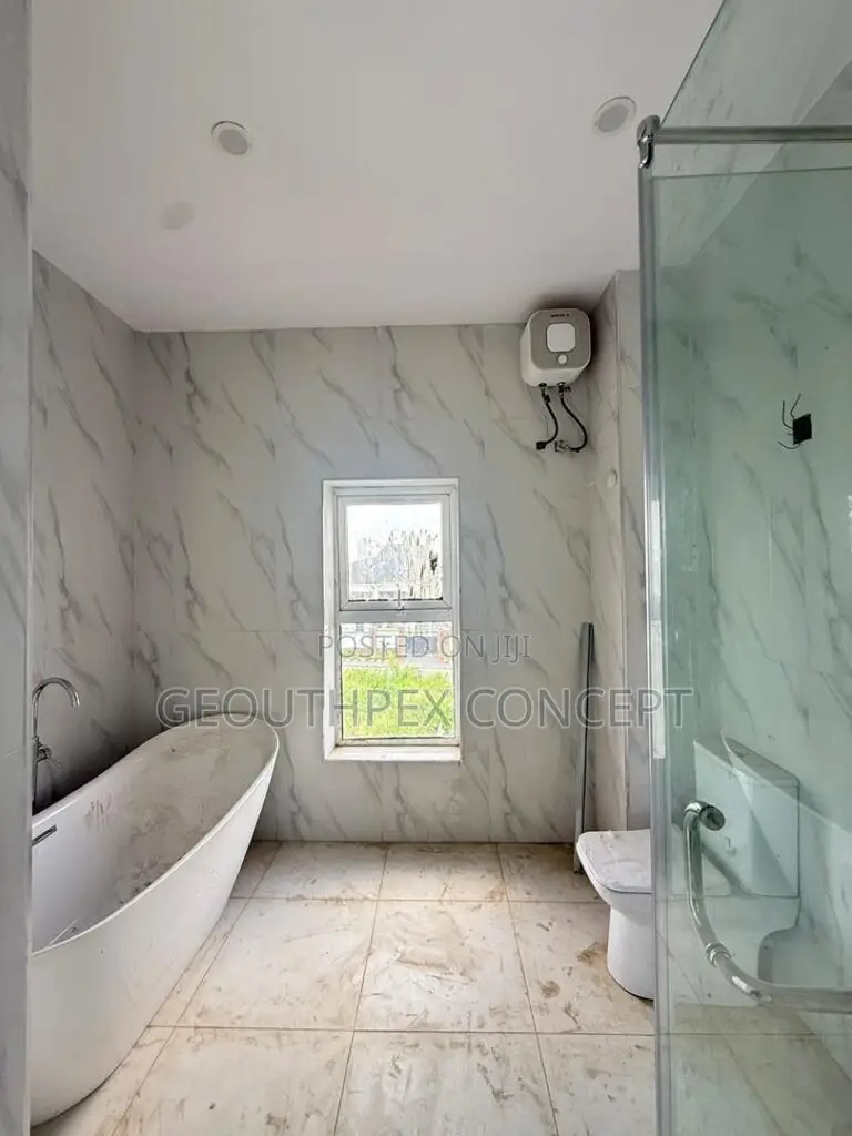 4bdrm Penthouse in Kolapo Ishola Gra, Akobo for sale in Akobo