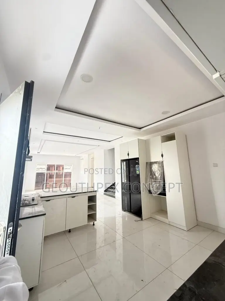 4bdrm Penthouse in Kolapo Ishola Gra, Akobo for sale in Akobo