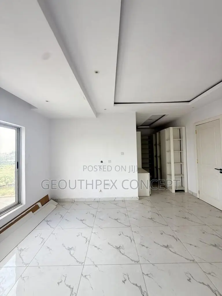 4bdrm Penthouse in Kolapo Ishola Gra, Akobo for sale in Akobo