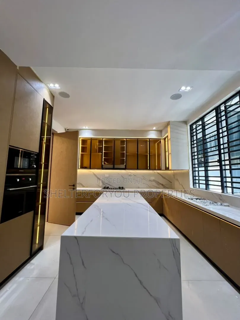 5bdrm Duplex in Lekki Phase 1 for sale in Lekki Phase 1