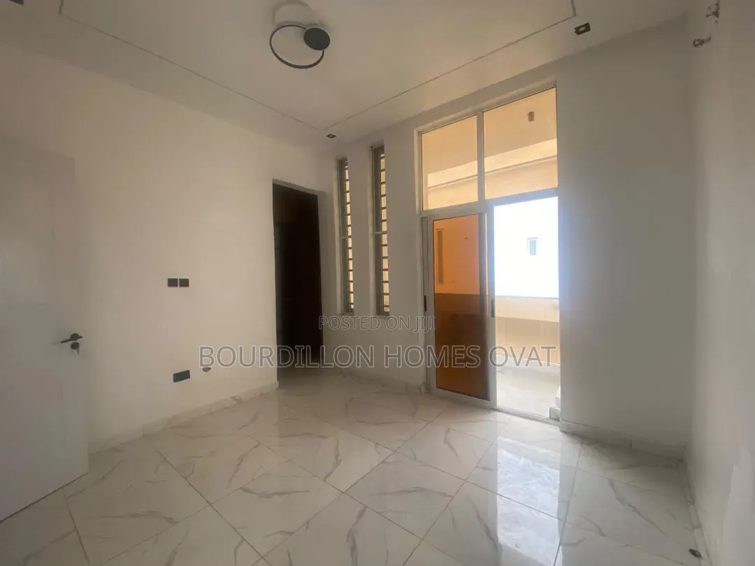 4bdrm Duplex in Ikota Villa Estate for rent in Ikota