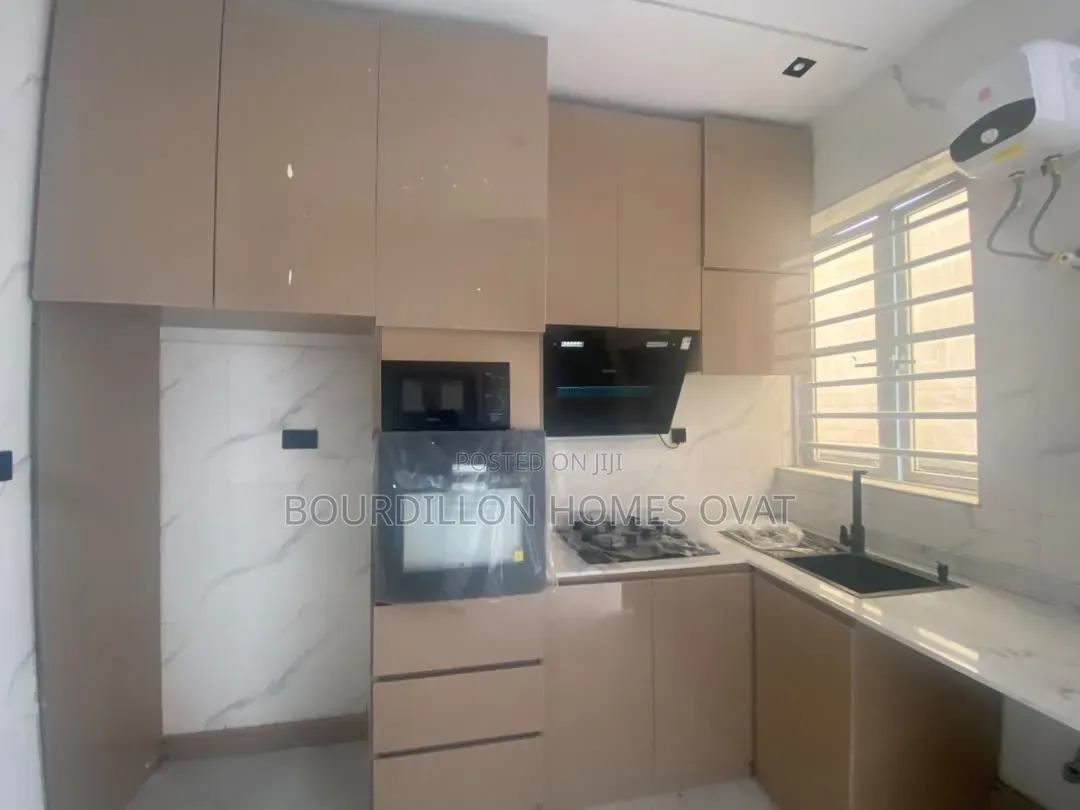 4bdrm Duplex in Ikota Villa Estate for rent in Ikota