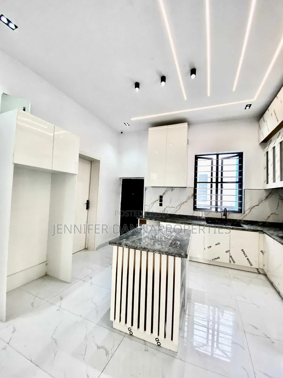 5bdrm Duplex in Ikota for sale in Ikota
