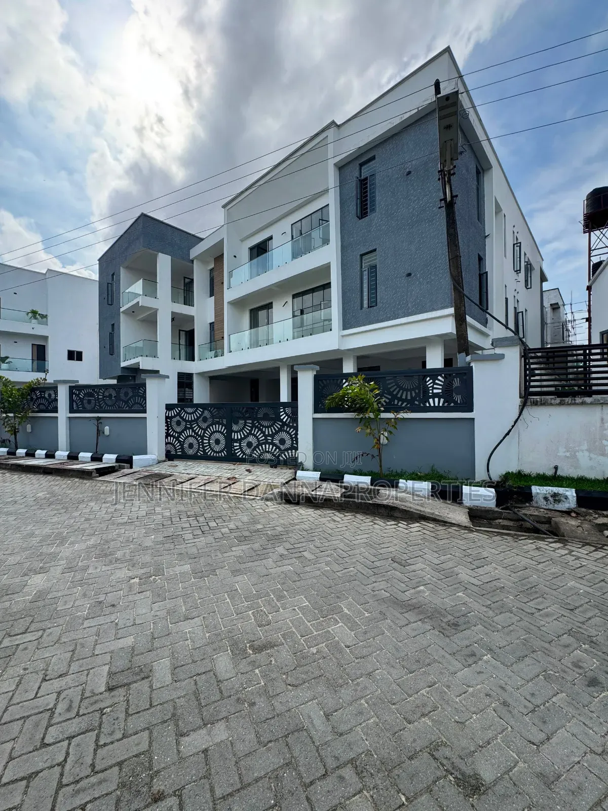 3bdrm Apartment in Osapa london for sale in Osapa london
