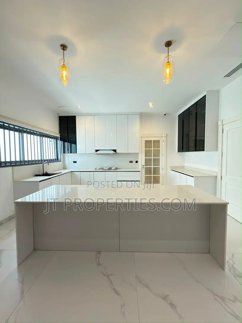 8bdrm Duplex in Maitama District for sale in Maitama