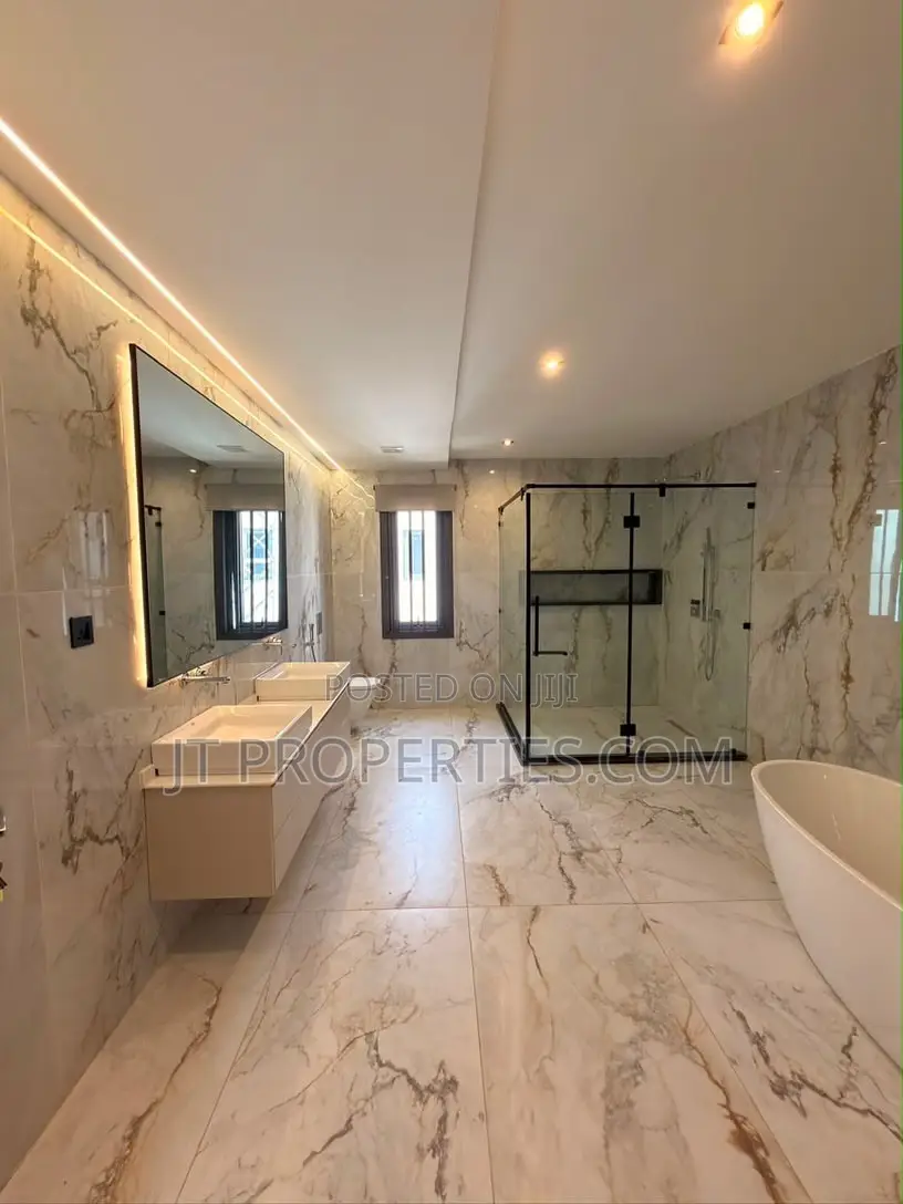8bdrm Duplex in Maitama District for sale in Maitama