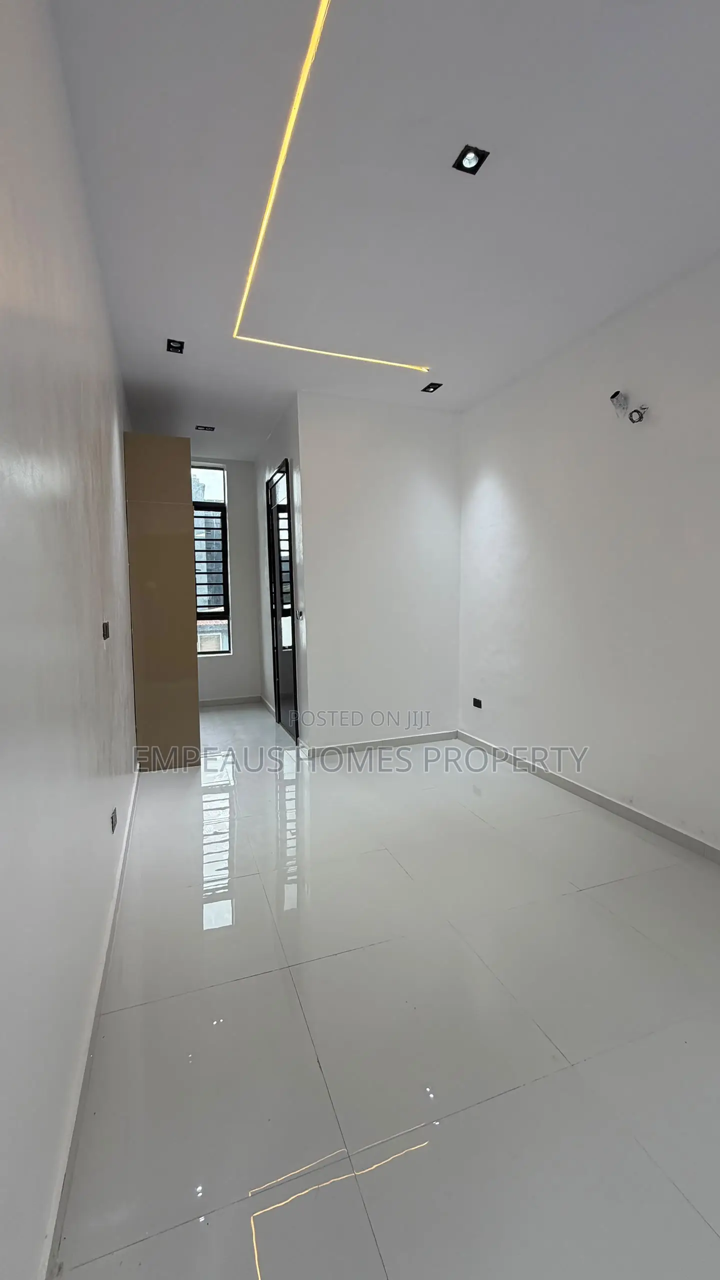 5bdrm Duplex in Chevron for sale in Chevron