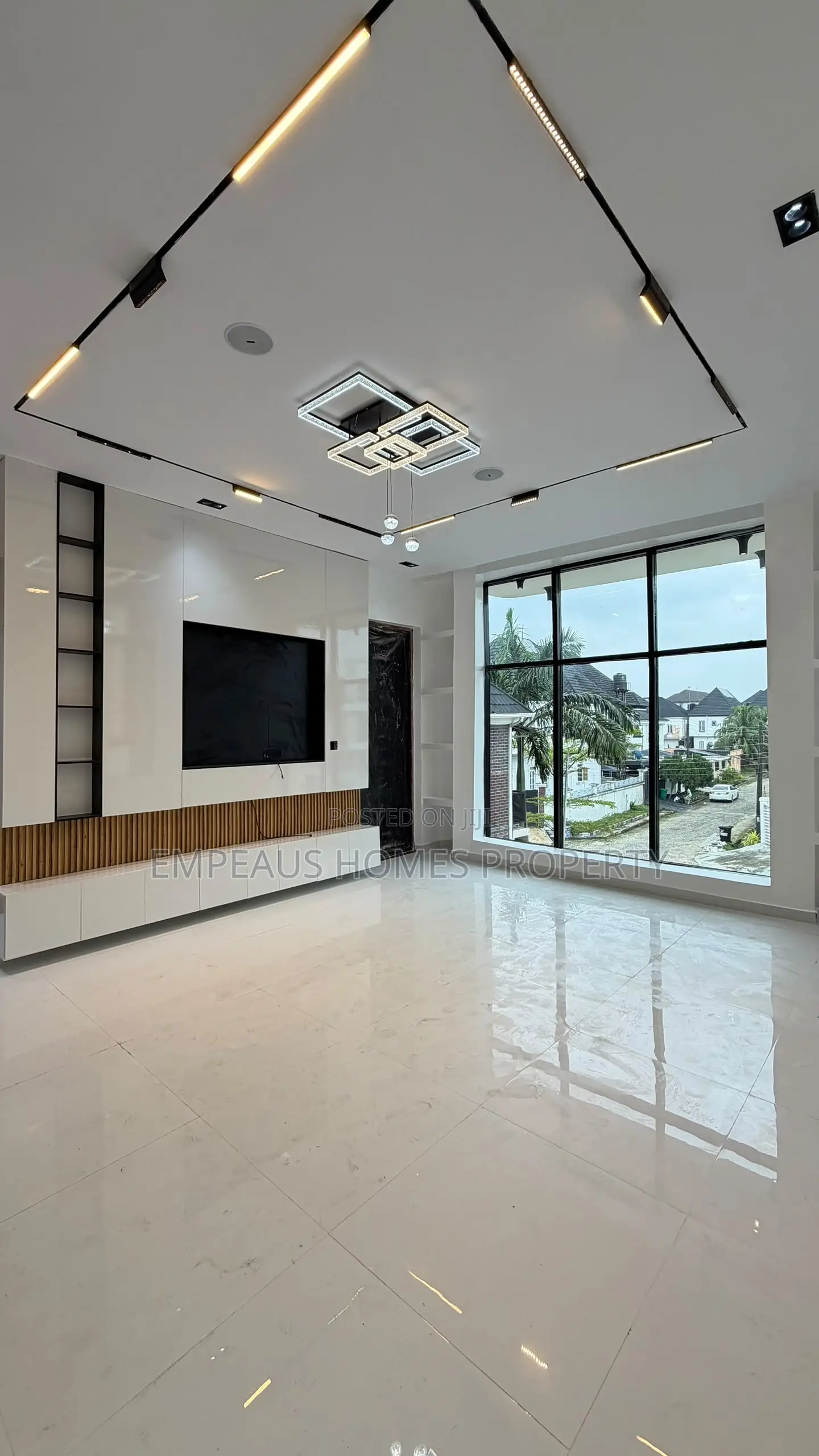 5bdrm Duplex in Chevron for sale in Chevron