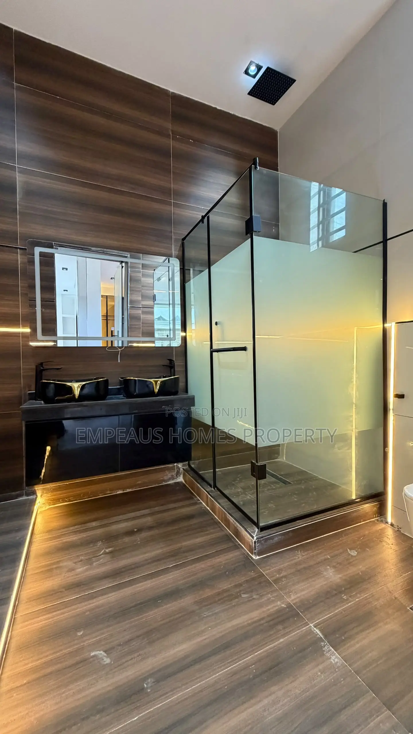 5bdrm Duplex in Chevron for sale in Chevron