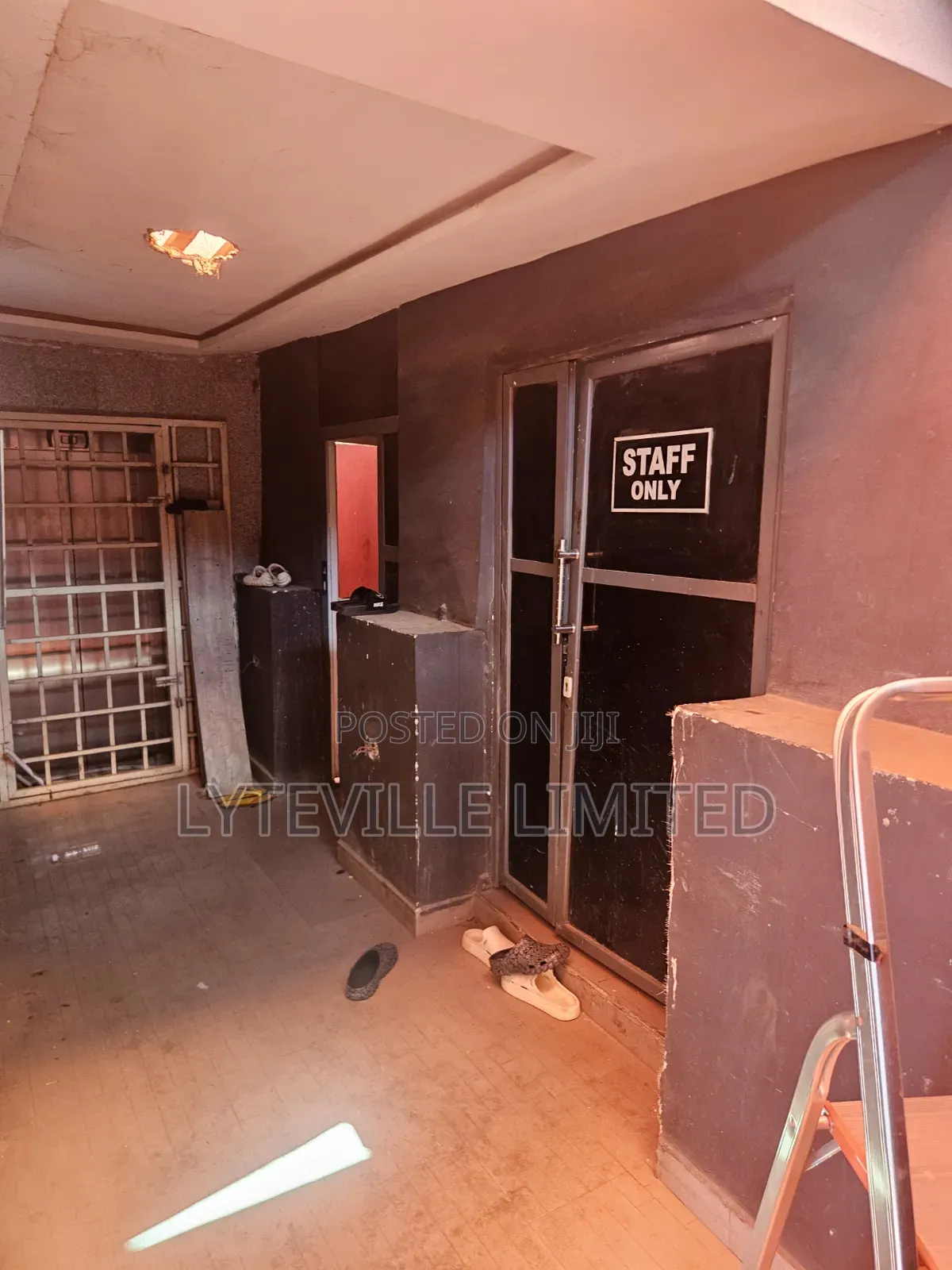 Lounge Space 229sqm in Utako
