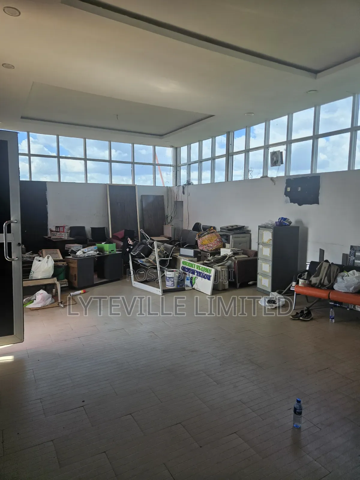 Lounge Space 229sqm in Utako