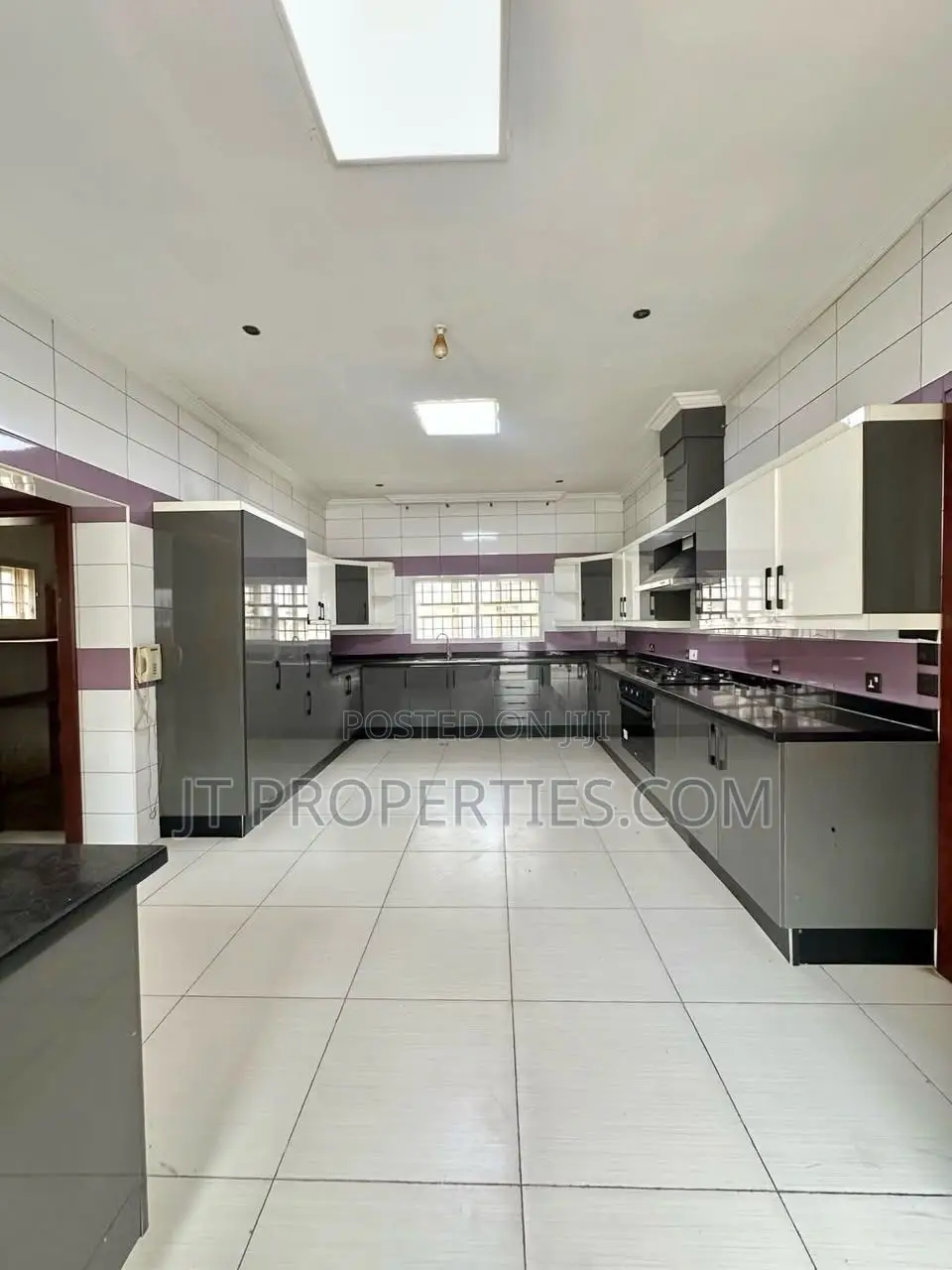 5bdrm Mansion in Apo District for sale in Apo District