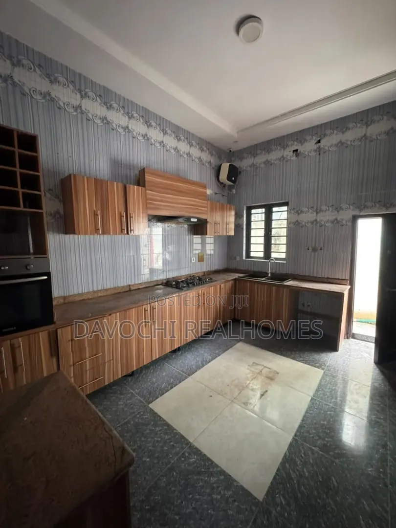 4bdrm Duplex in Chevron for rent in Chevron