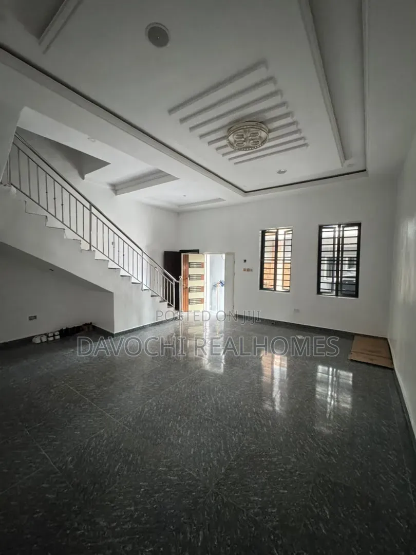 4bdrm Duplex in Chevron for rent in Chevron