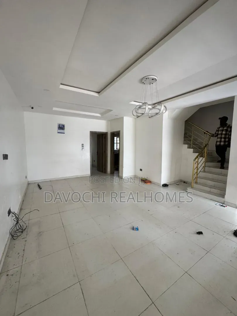 4bdrm Duplex in Chevron for rent in Chevron