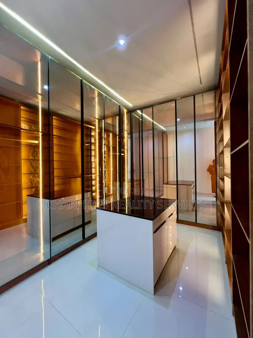 5bdrm Duplex in Chevron for sale in Chevron