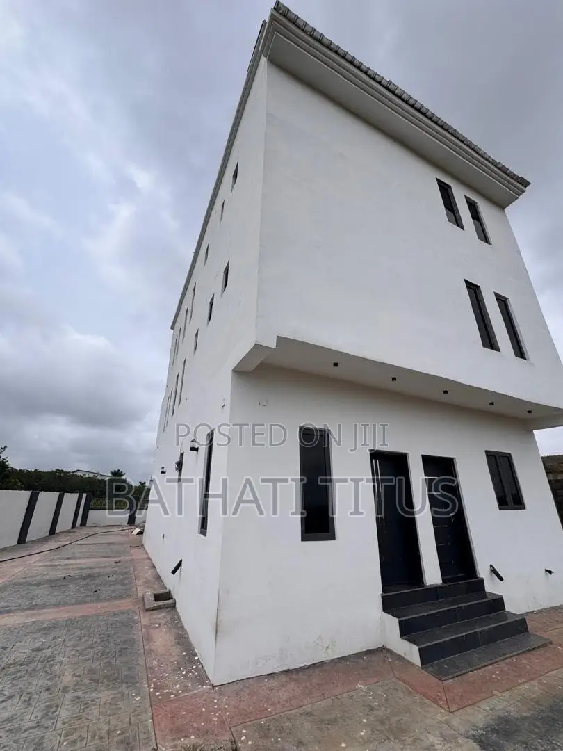 5bdrm Duplex in Life Camp for sale in Life Camp