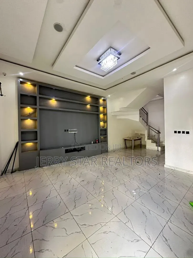 4bdrm Duplex in Chevron for sale in Chevron