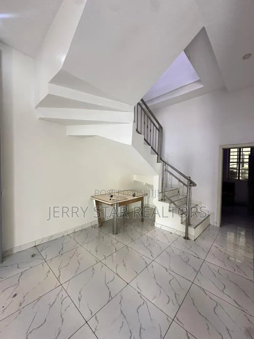 4bdrm Duplex in Chevron for sale in Chevron