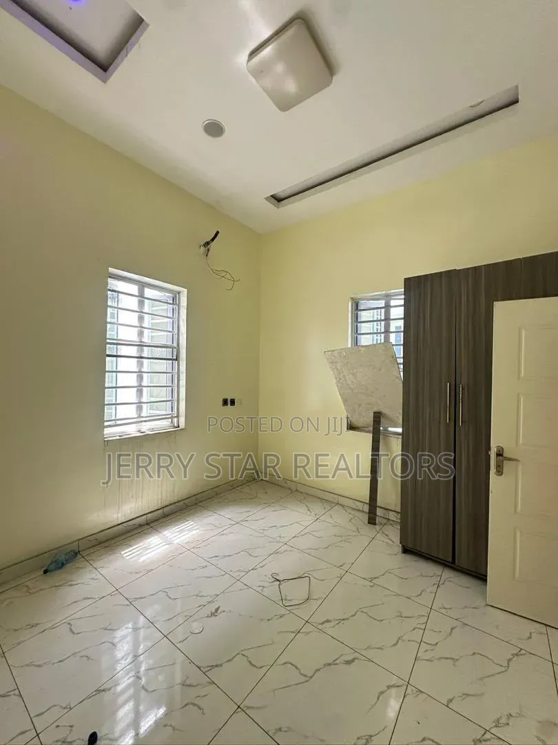 4bdrm Duplex in Chevron for sale in Chevron