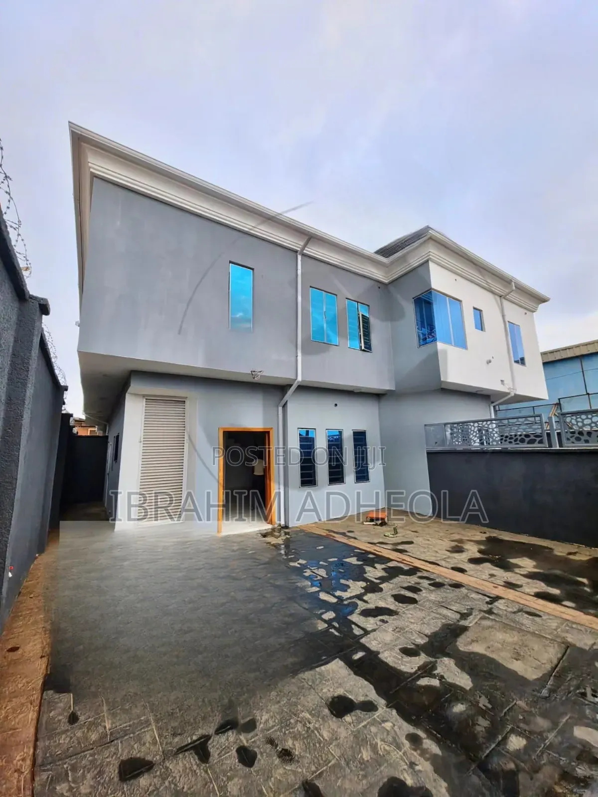 3bdrm Duplex in Agege, Pen Cinema for sale in Pen Cinema
