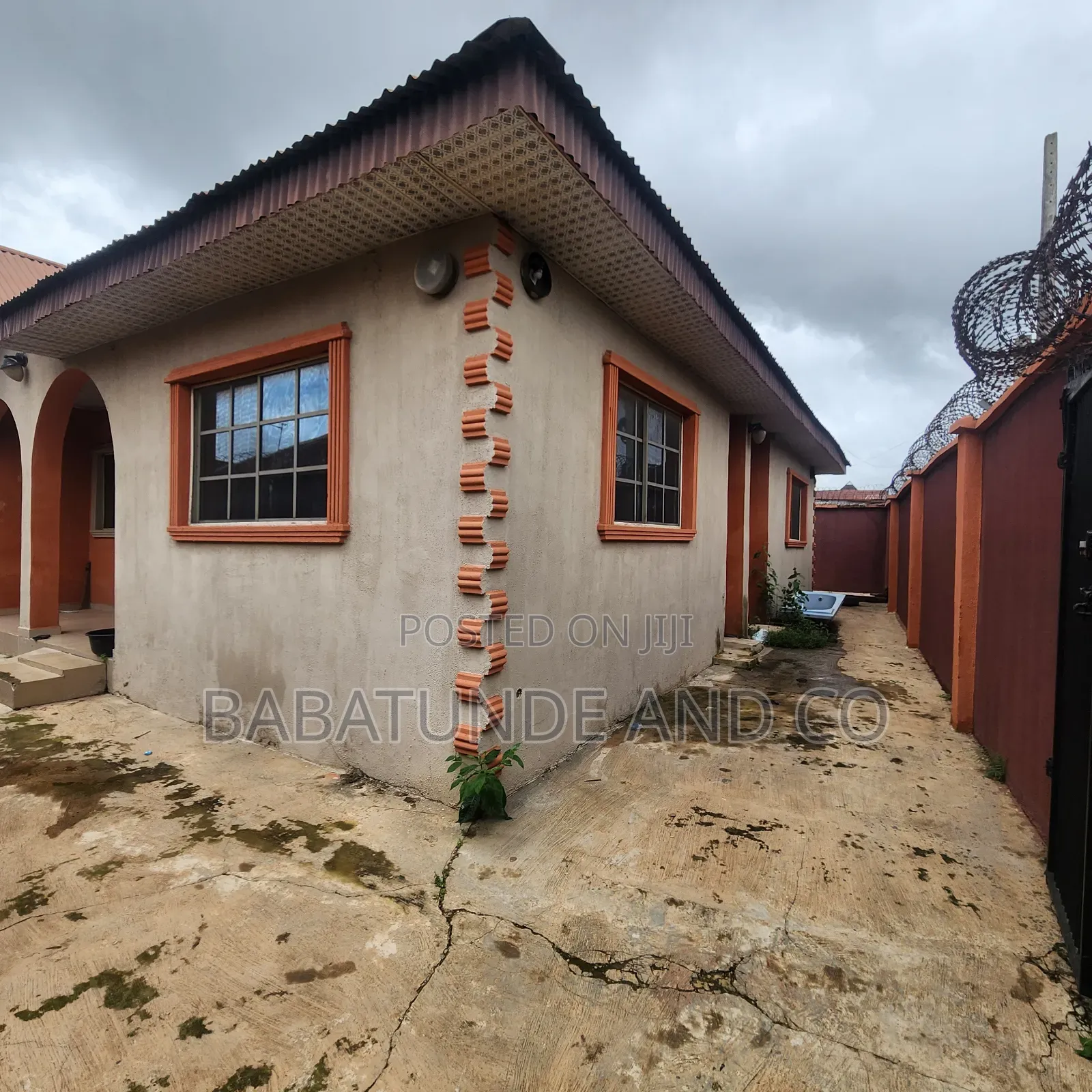 3bdrm Block of Flats in Akuru, Akala Express for sale in Akala Express