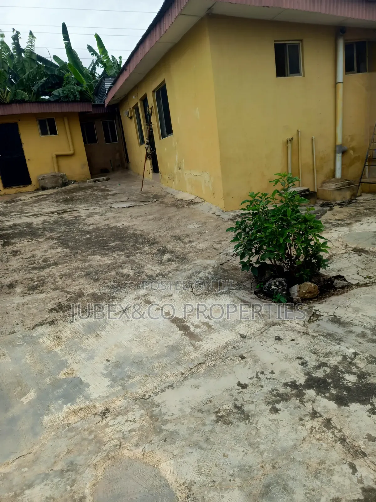3bdrm Block of Flats in Ewegbemi Bus Stop, Meiran for sale in Meiran